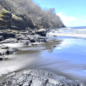 Plage de sable noir des marquises